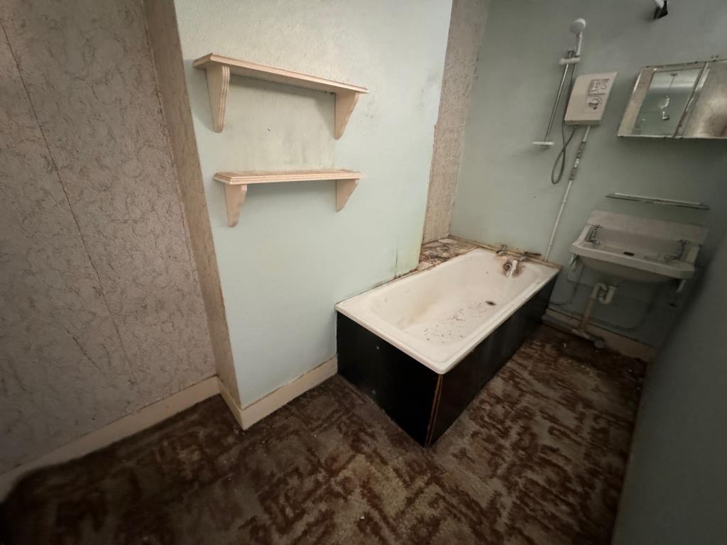 Lot: 1 - TERRACE HOUSE FOR IMPROVEMENT - Bathroom
